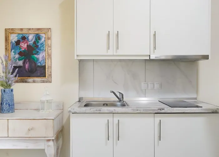 מלון דירות Inroy Sea View 4*