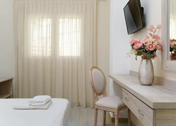 מלון דירות Inroy Sea View 4*