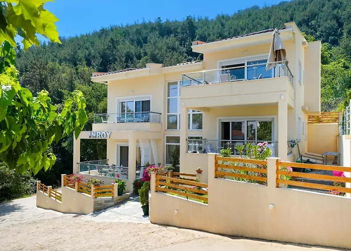 Appart hôtel Inroy Sea View 4*